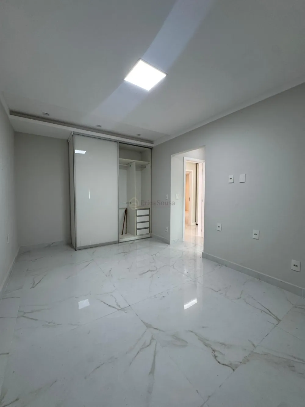  Belíssima casa no Condomínio Interlagos 