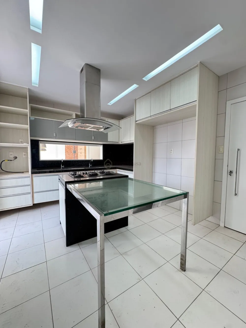  Belíssima casa no Condomínio Interlagos 