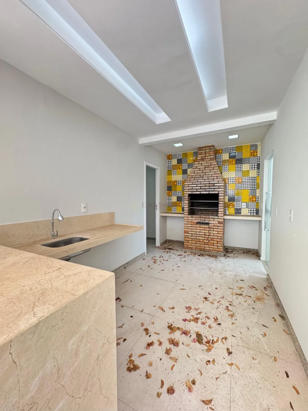  Belíssima casa no Condomínio Interlagos 