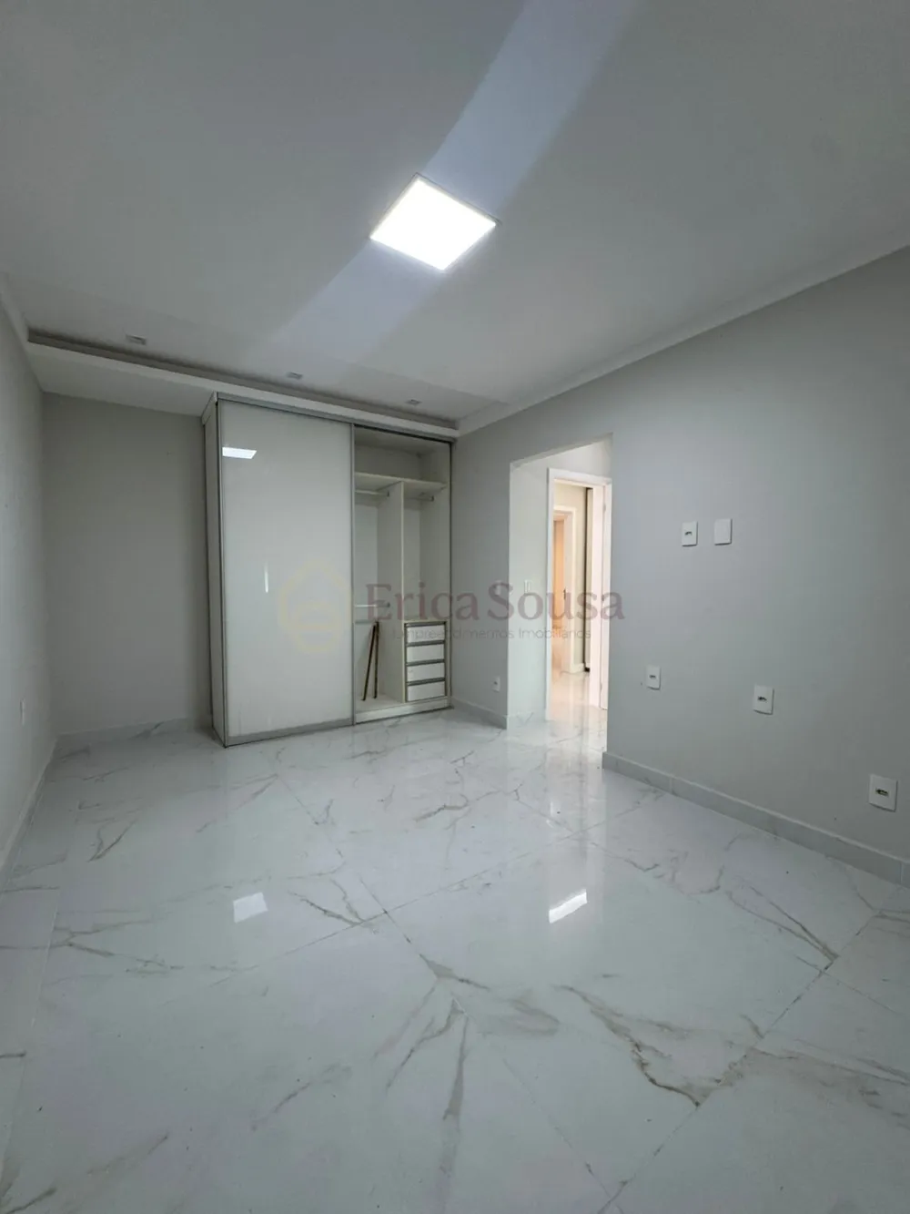  Belíssima casa no Condomínio Interlagos 