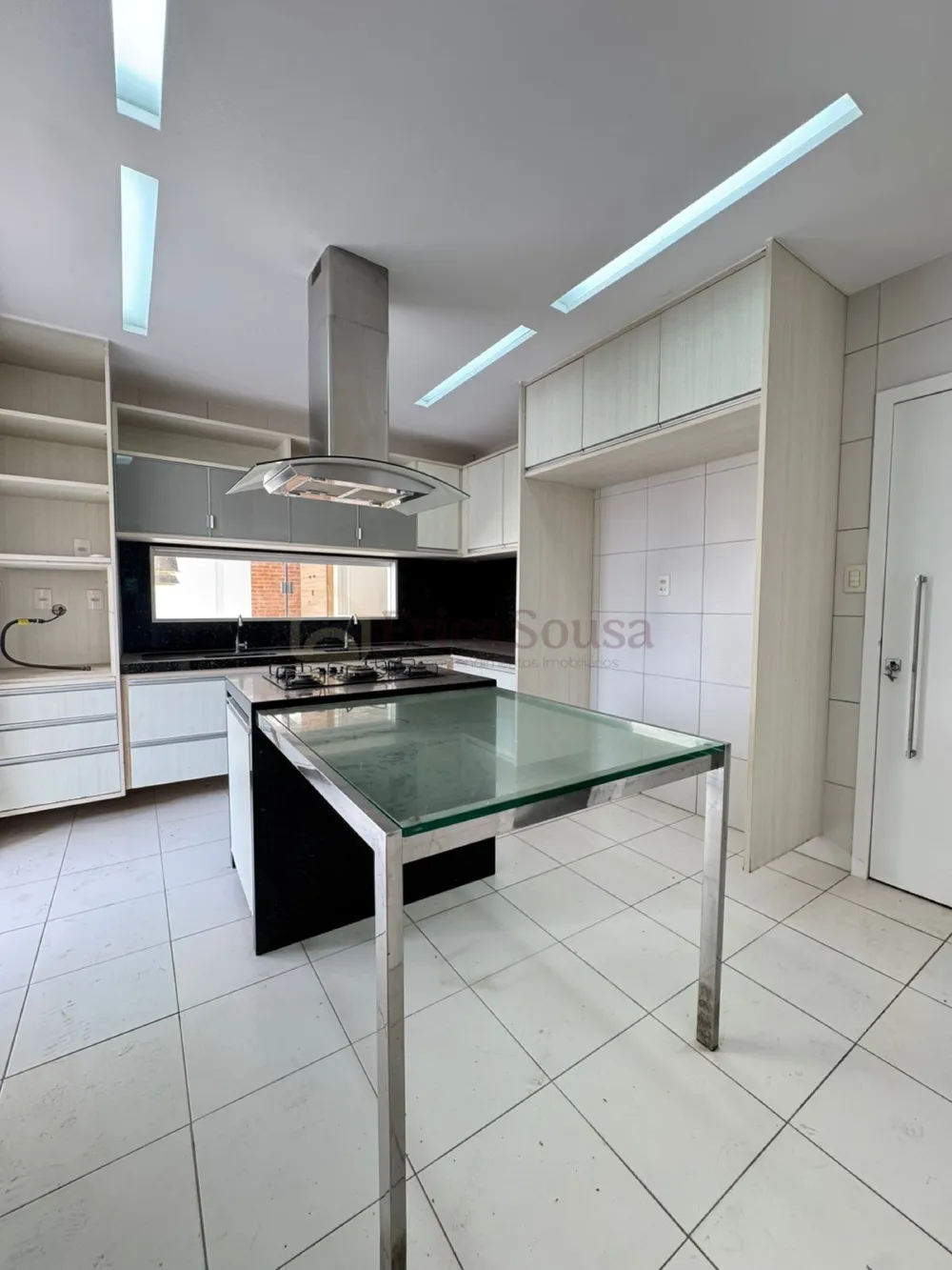  Belíssima casa no Condomínio Interlagos 
