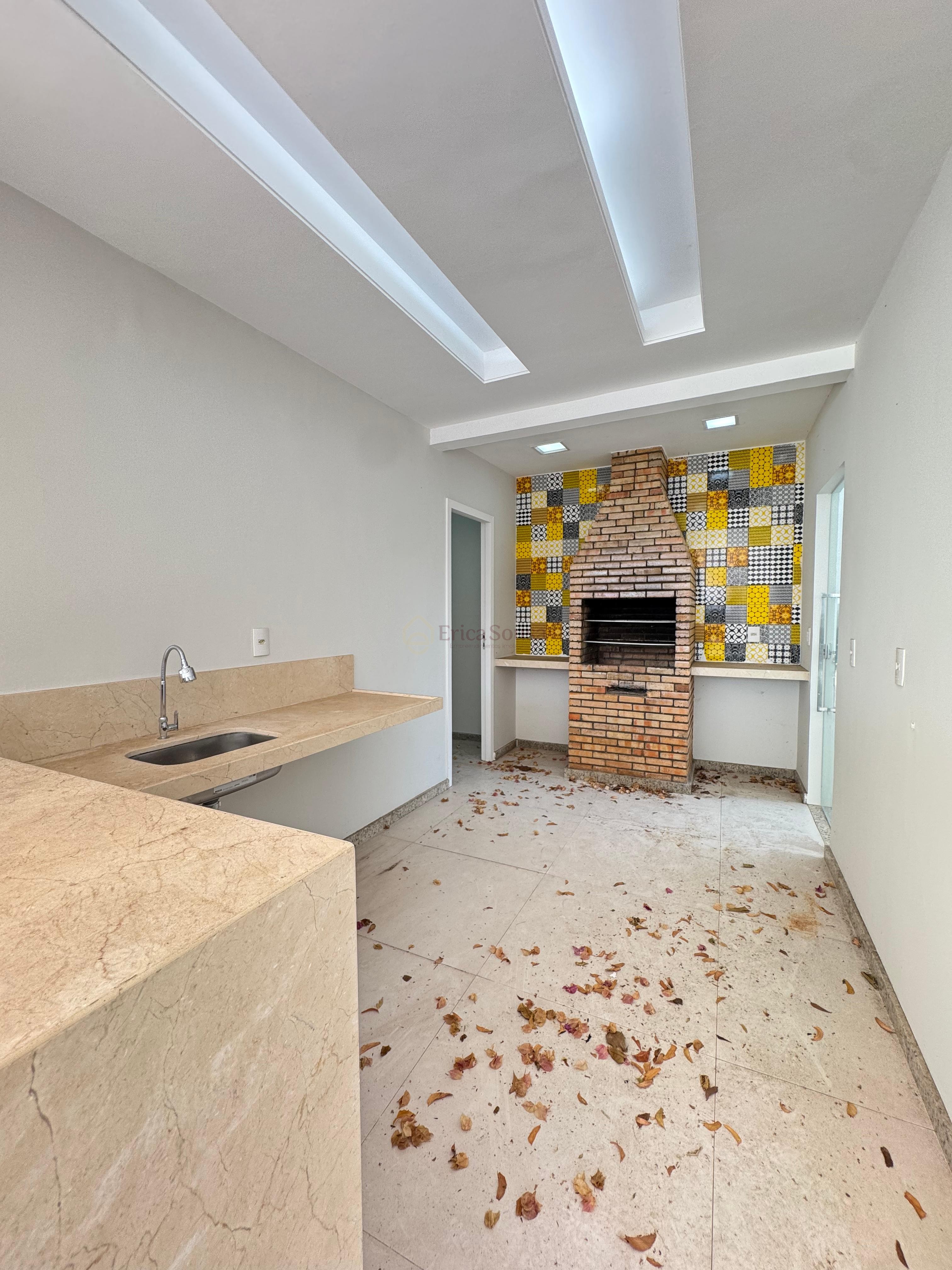  Belíssima casa no Condomínio Interlagos 