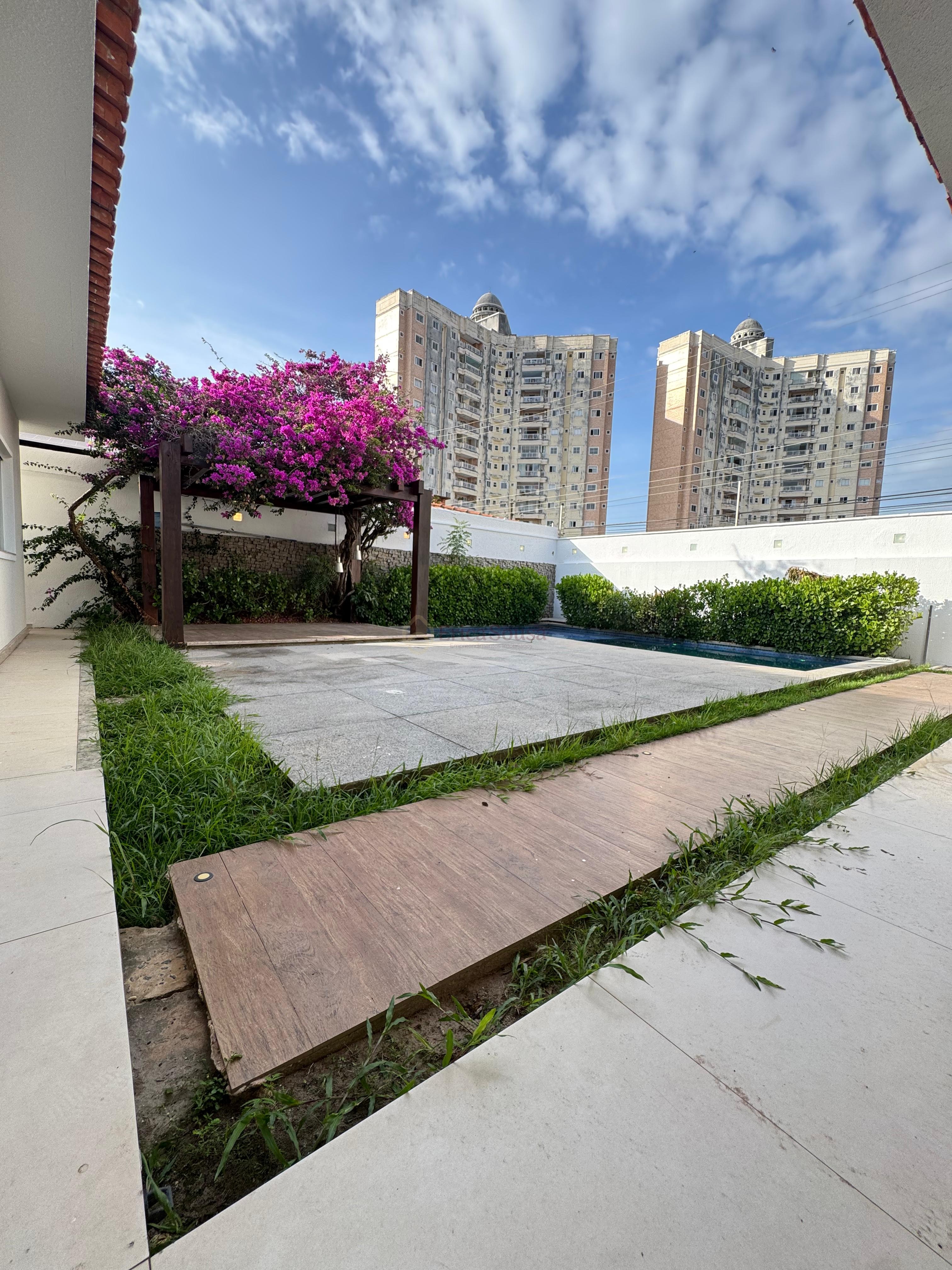  Belíssima casa no Condomínio Interlagos 