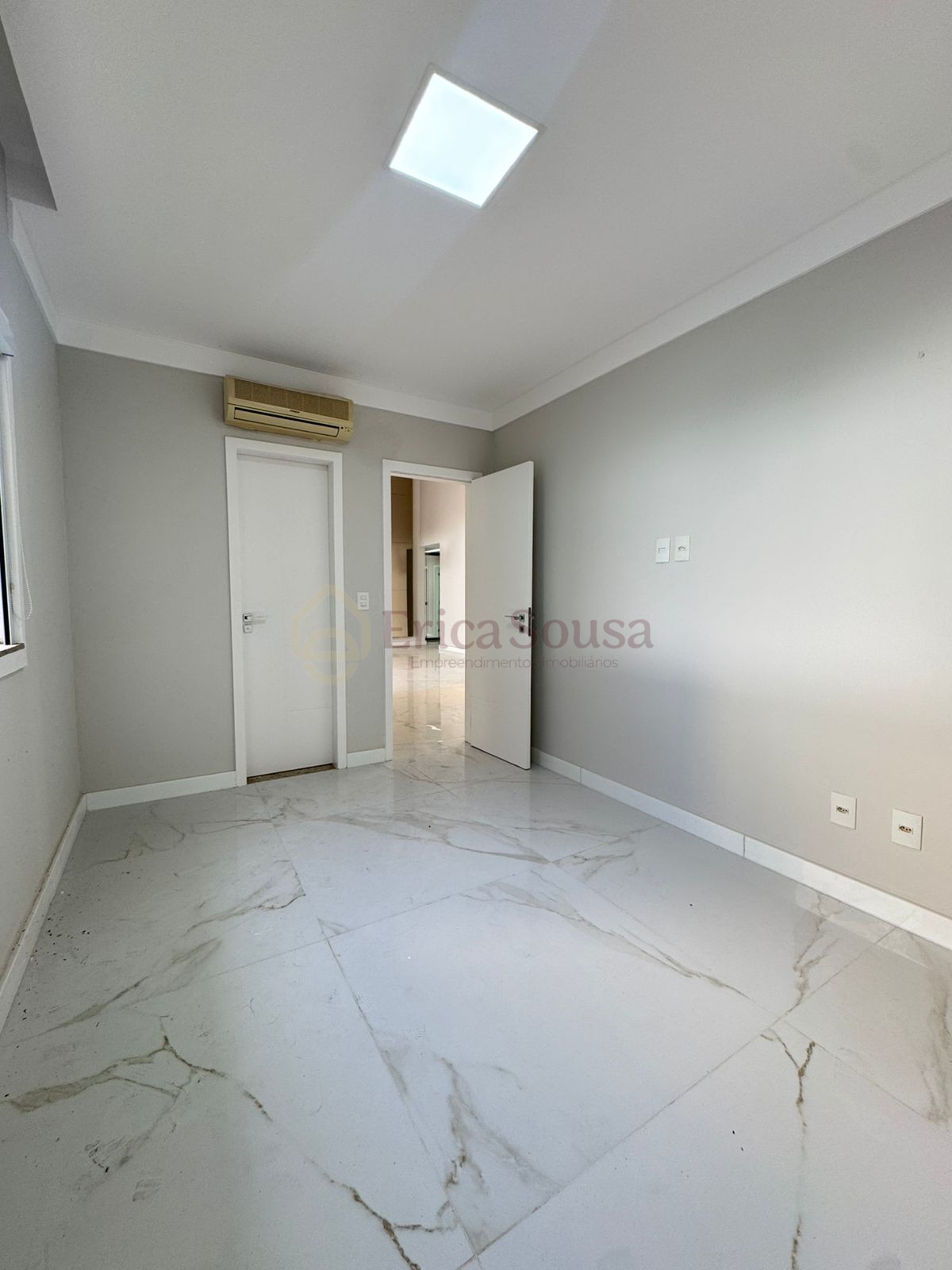  Belíssima casa no Condomínio Interlagos 