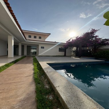Belíssima casa no Condomínio Interlagos