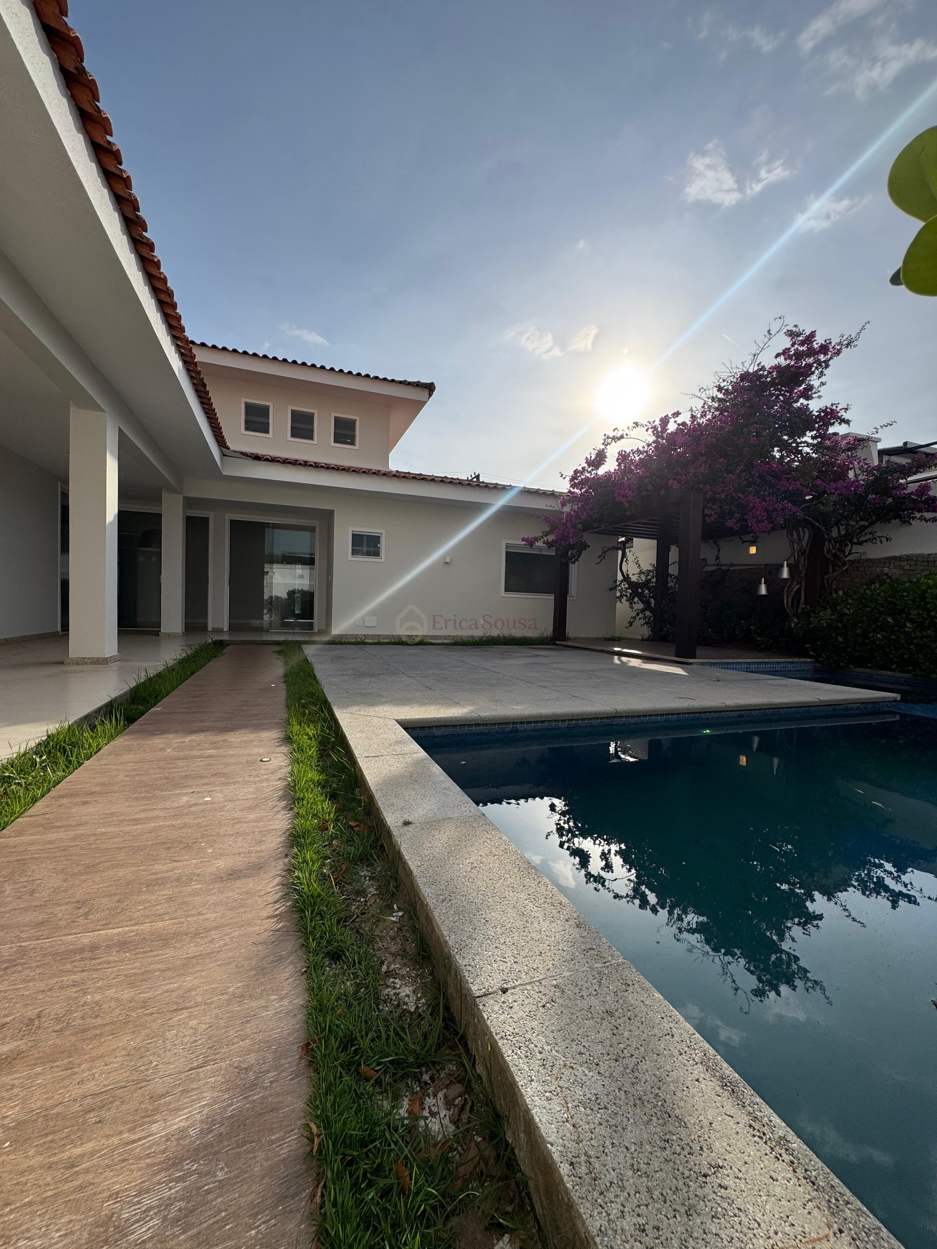  Belíssima casa no Condomínio Interlagos 