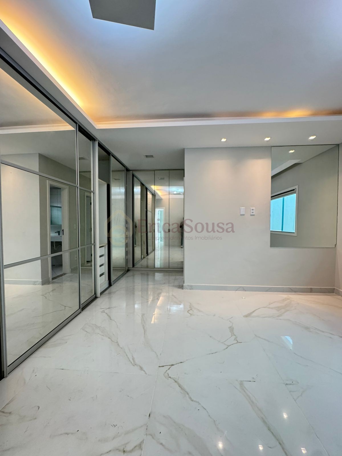  Belíssima casa no Condomínio Interlagos 