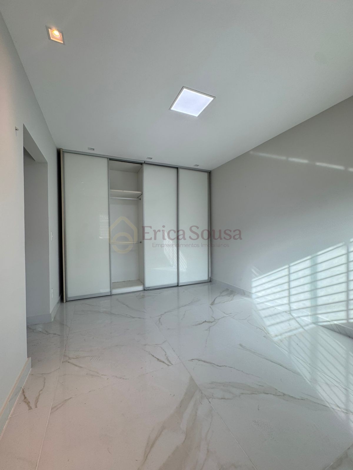  Belíssima casa no Condomínio Interlagos 