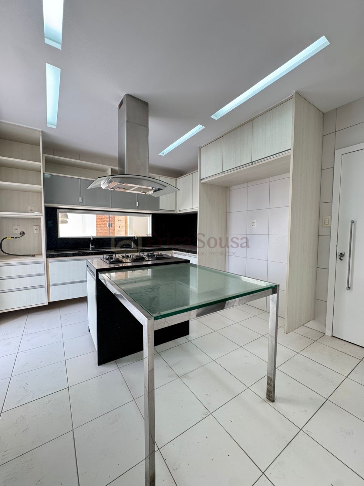  Belíssima casa no Condomínio Interlagos 