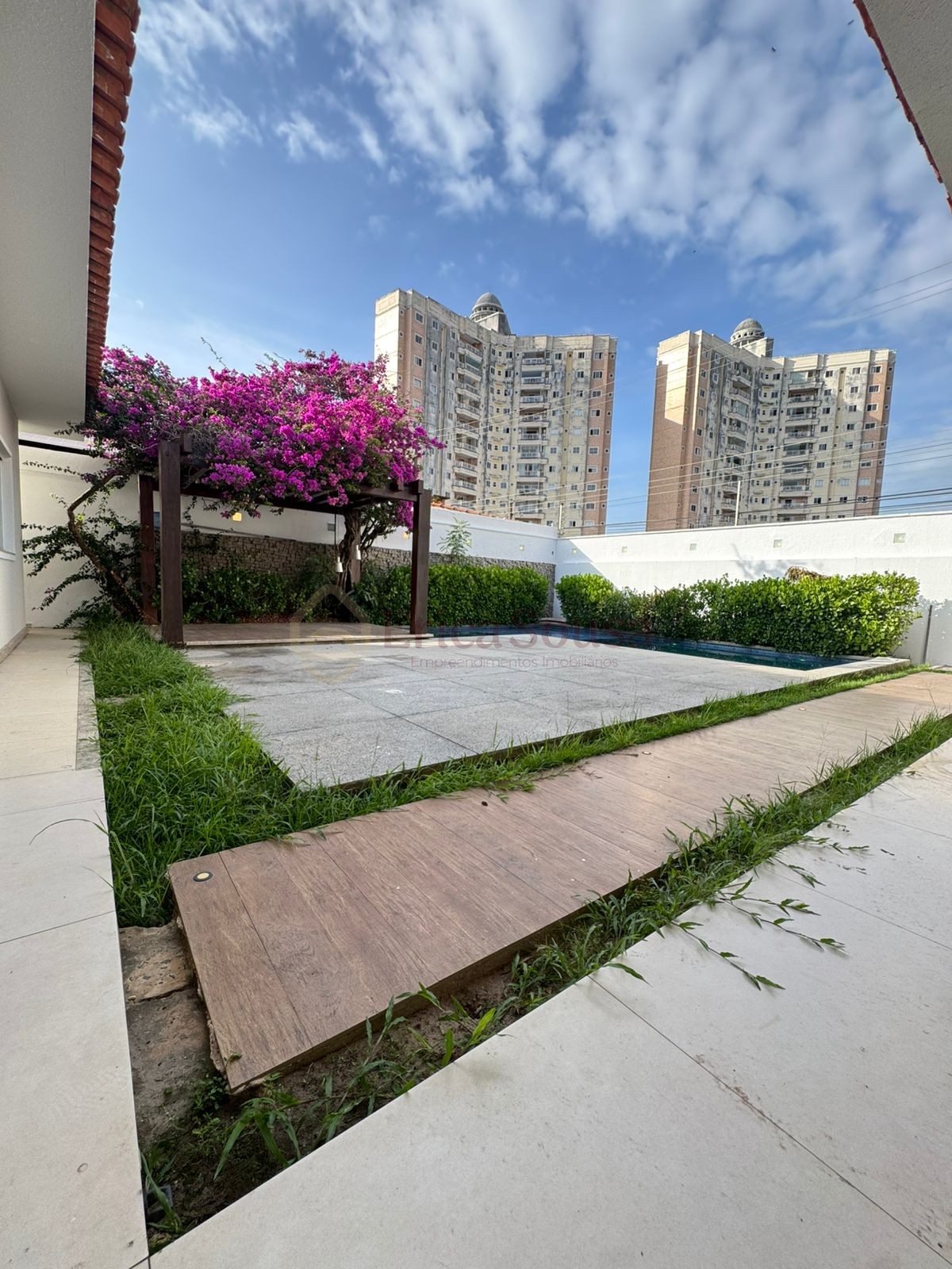  Belíssima casa no Condomínio Interlagos 