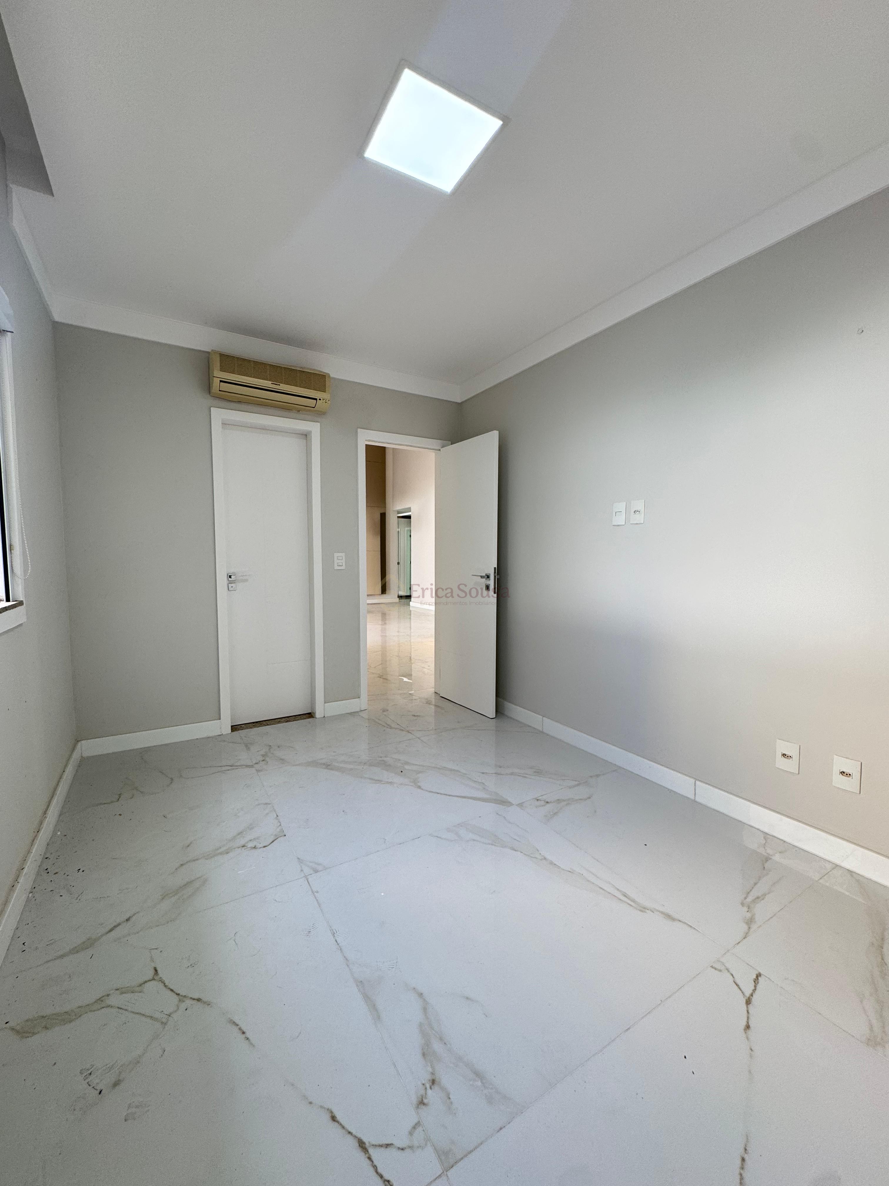  Belíssima casa no Condomínio Interlagos 