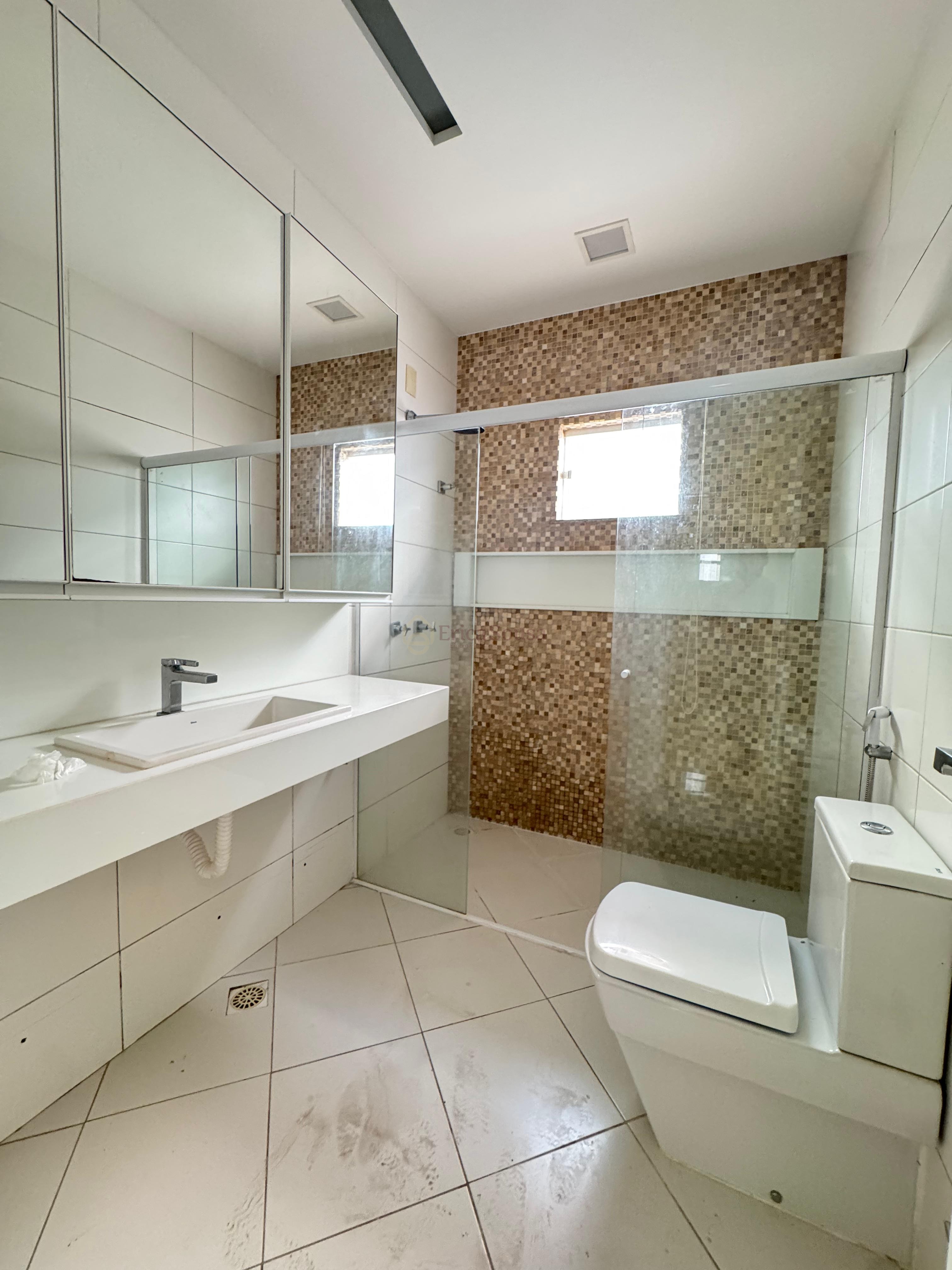  Belíssima casa no Condomínio Interlagos 