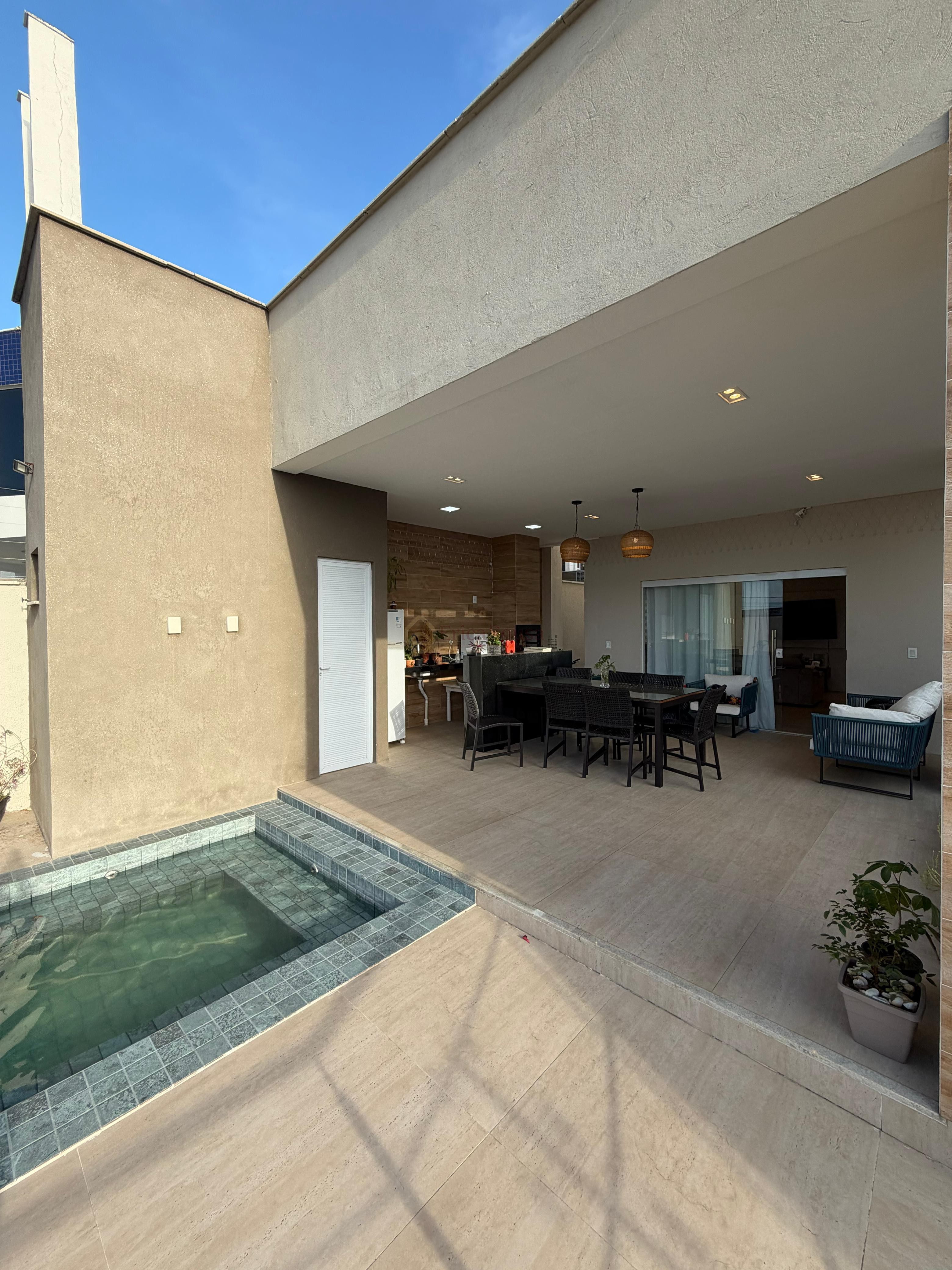 Uma casa completa, solta, com excelente terreno, lazer próprio e localização estratégica no Parque A