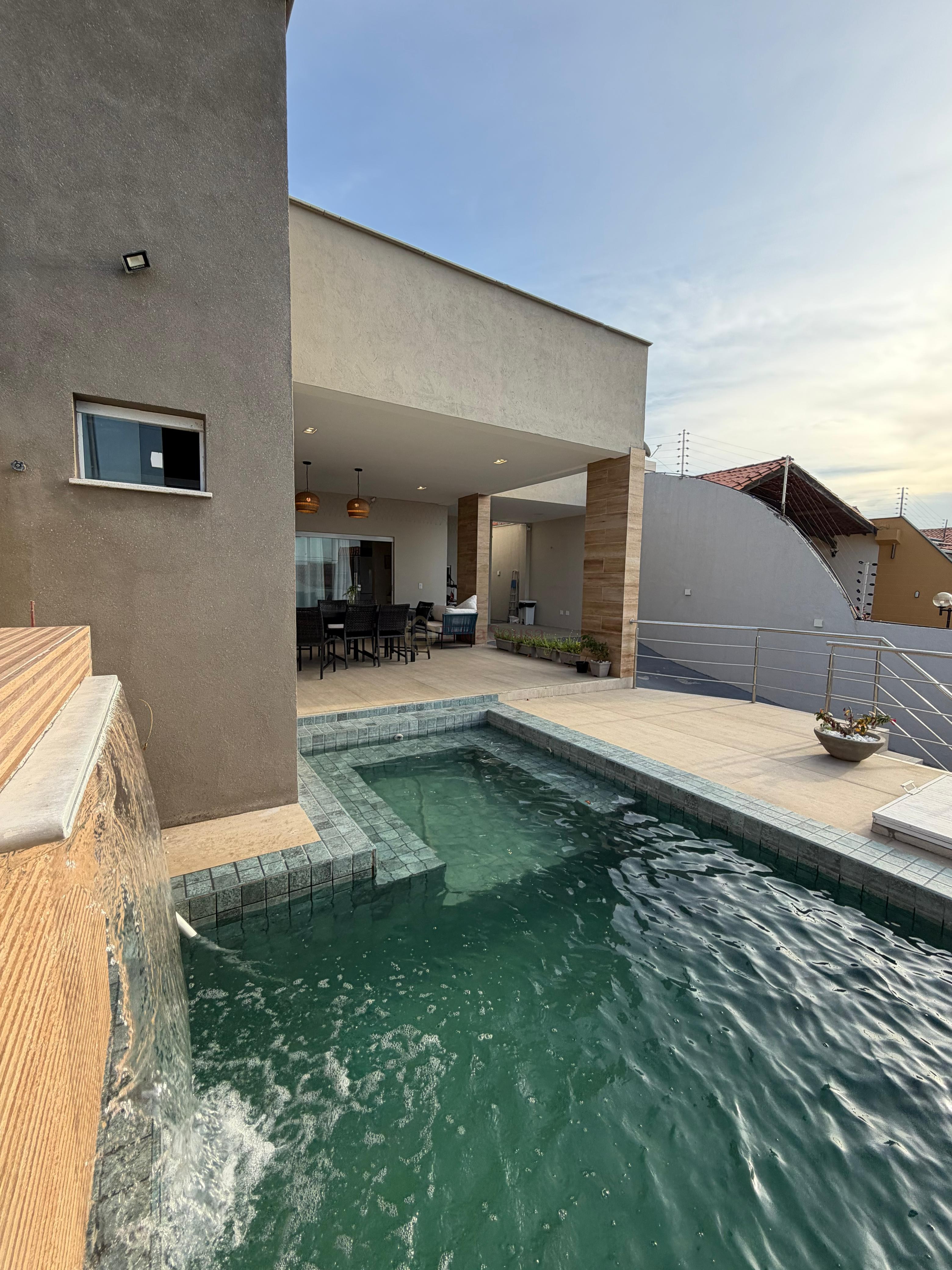 Uma casa completa, solta, com excelente terreno, lazer próprio e localização estratégica no Parque A