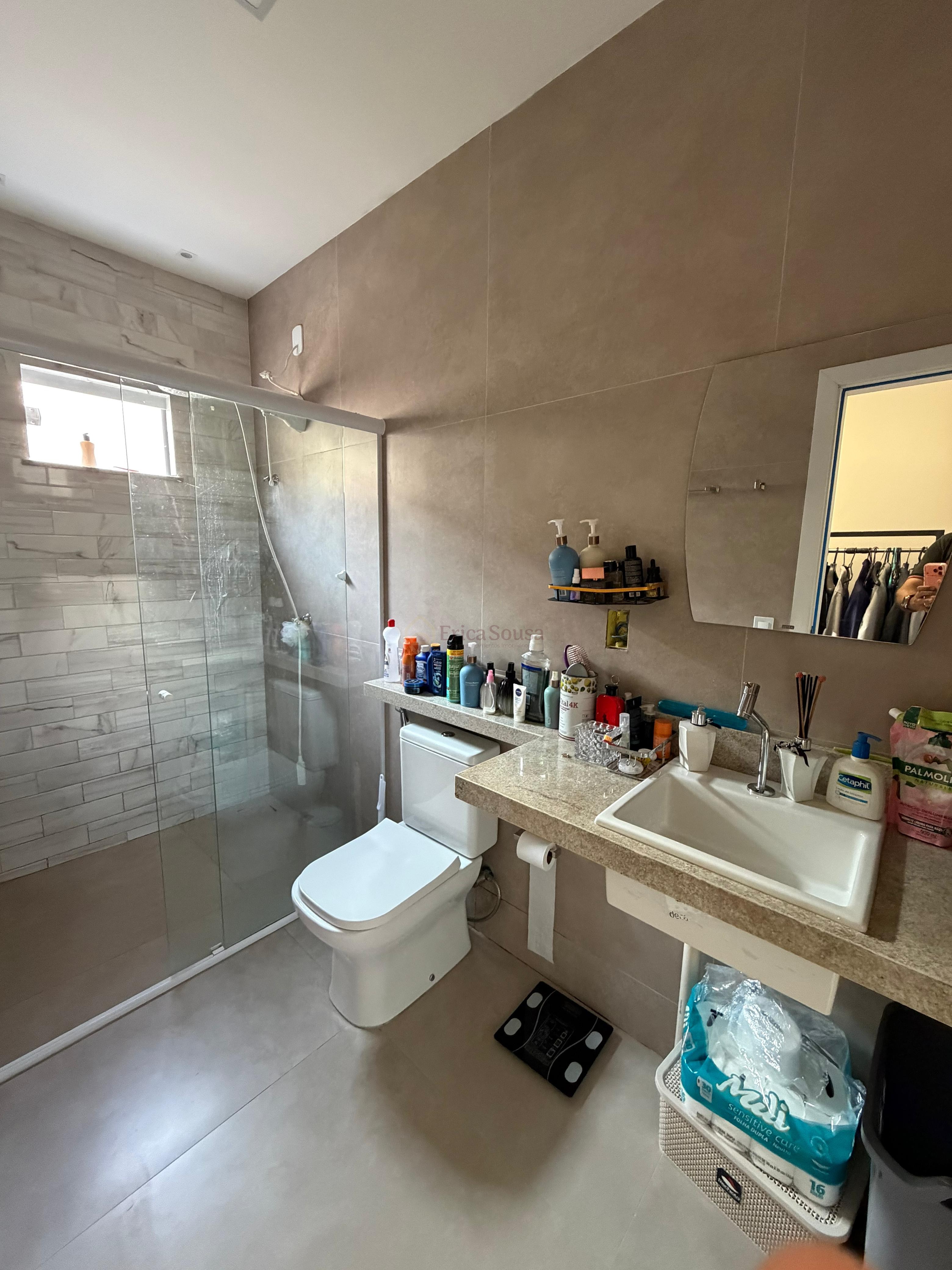 Uma casa completa, solta, com excelente terreno, lazer próprio e localização estratégica no Parque A