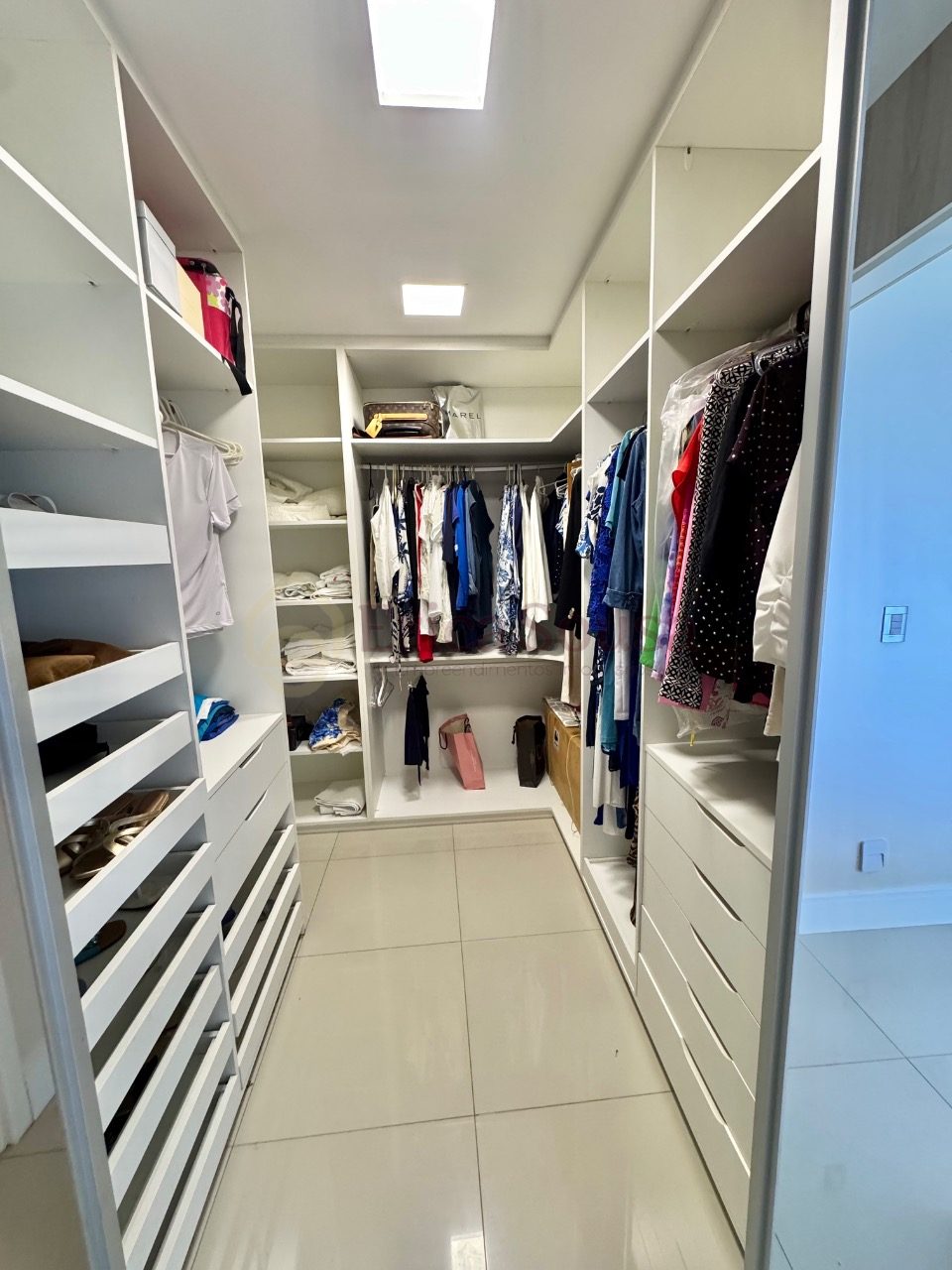 ALUGO APARTAMENTO MOBILIADO COM VISTA MAR TOTAL NA LITORÂNEA 